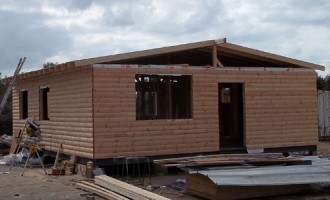 טיפים לבחירת דלתות כחלק מעיצוב בית מעץ